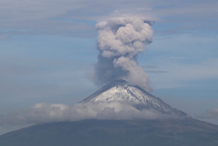 Popocatépetl emite 125 exhalaciones con ligero material incandescente
