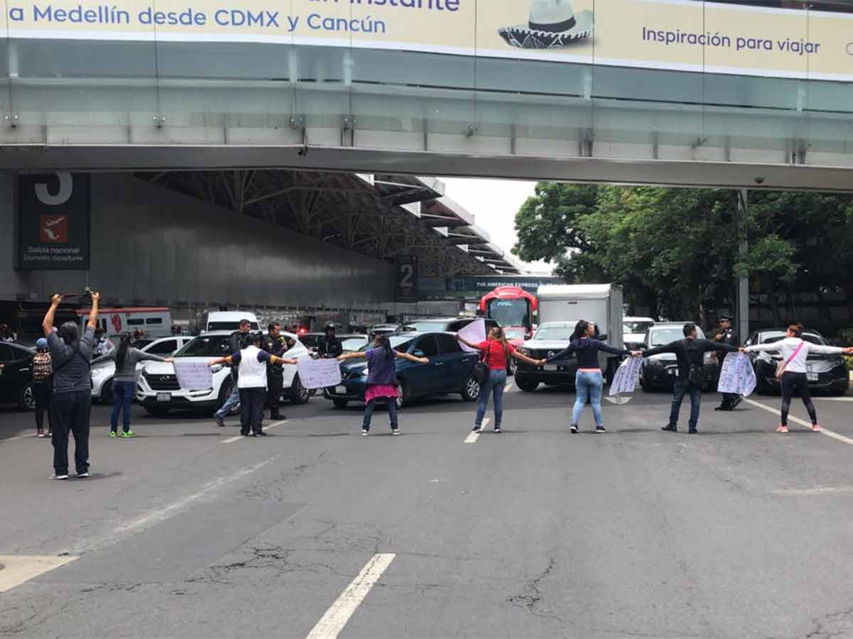 Padres de pacientes con cáncer protestan en el AICM