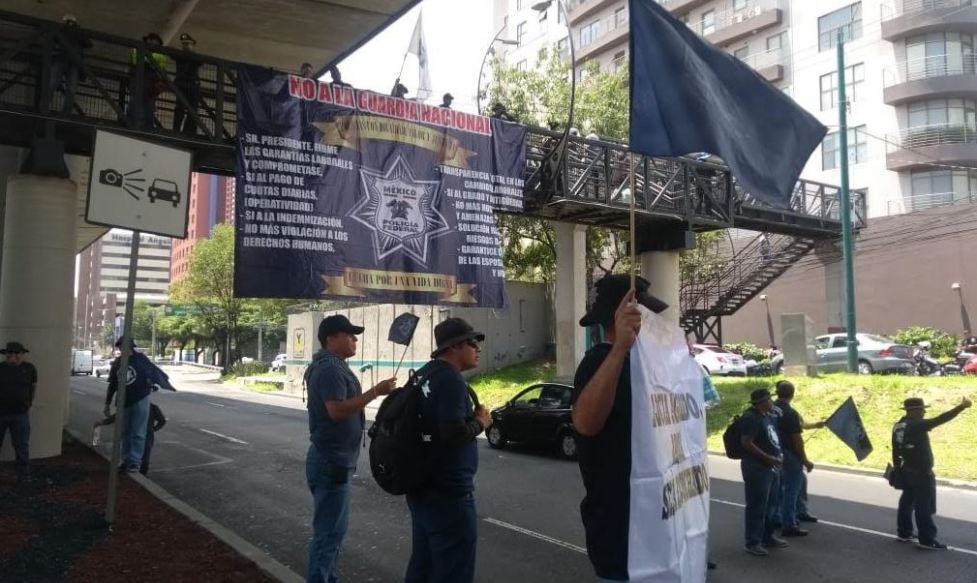 Policías Federales bloquean Periférico Sur