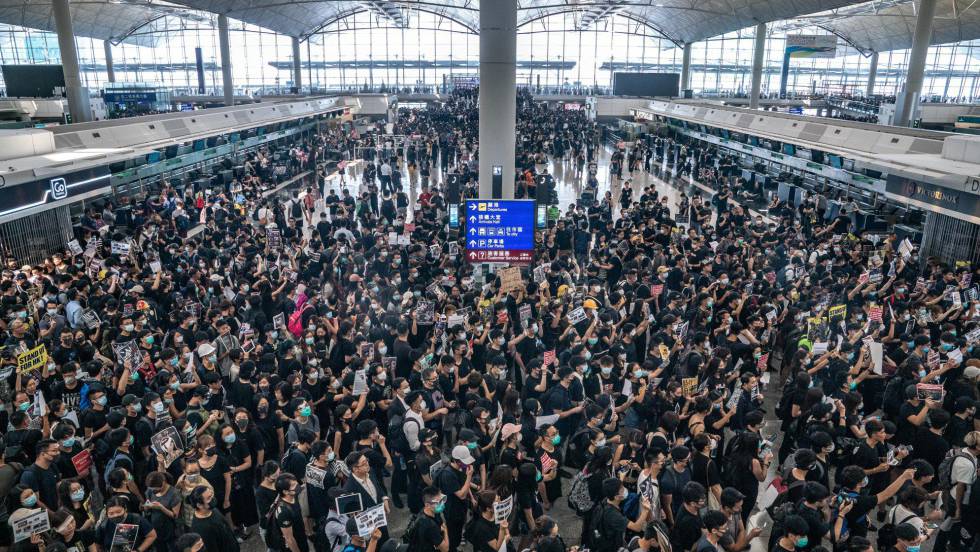 Por protestas, aeropuerto de Hong Kong cancela todos sus vuelos