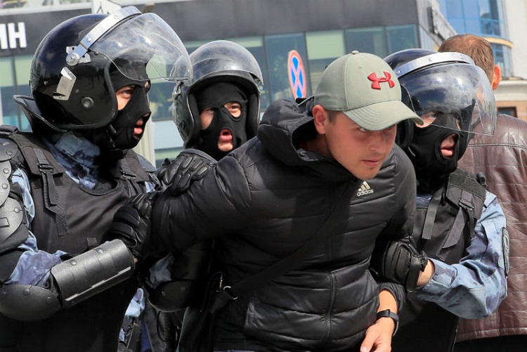 Policía rusa detiene a poco más de 800 personas en manifestación en Moscú