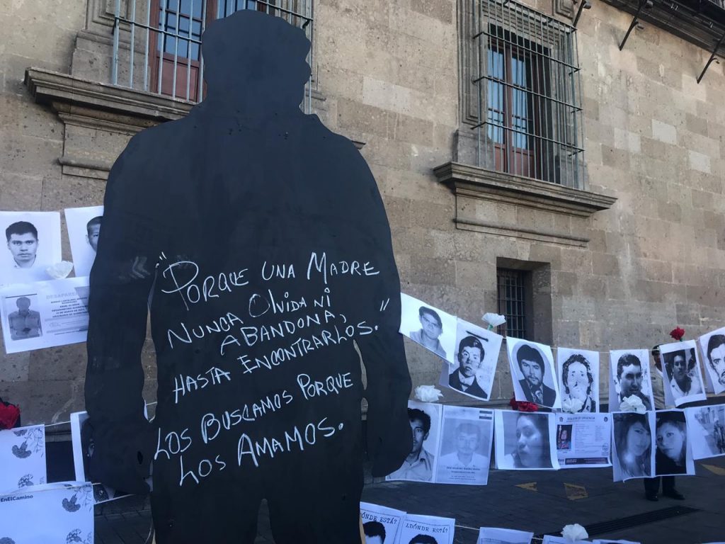 Familiares de desaparecidos protestan en el Zócalo
