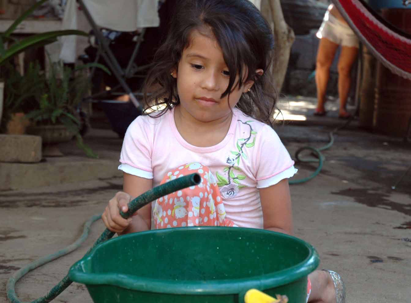 Falta de agua potable amenaza a niños más que la guerra: Unicef