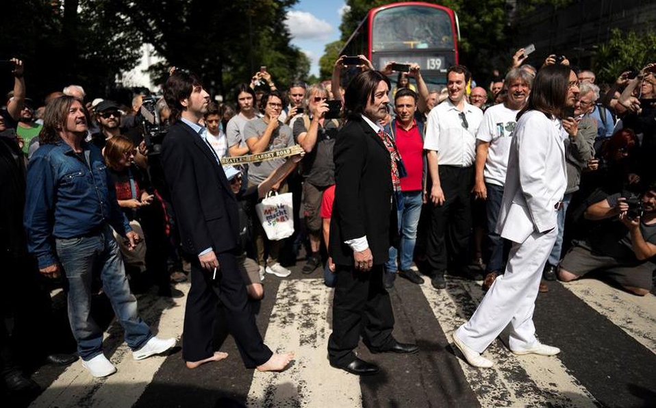 Miles de fans de The Beatles celebran los 50 años de “Abbey Road”