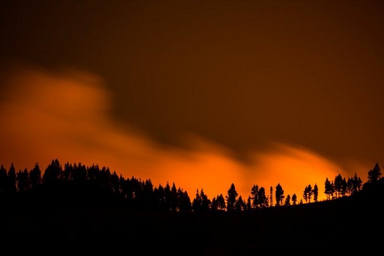 Evacuan a 4 mil personas por incendio forestal en Islas Canarias