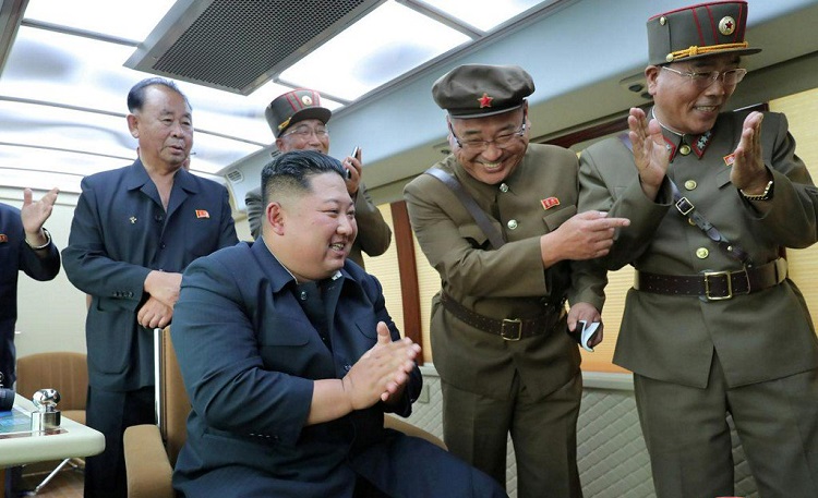 Kim Jong-un supervisa ensayo de nueva arma norcoreana; se dice satisfecho