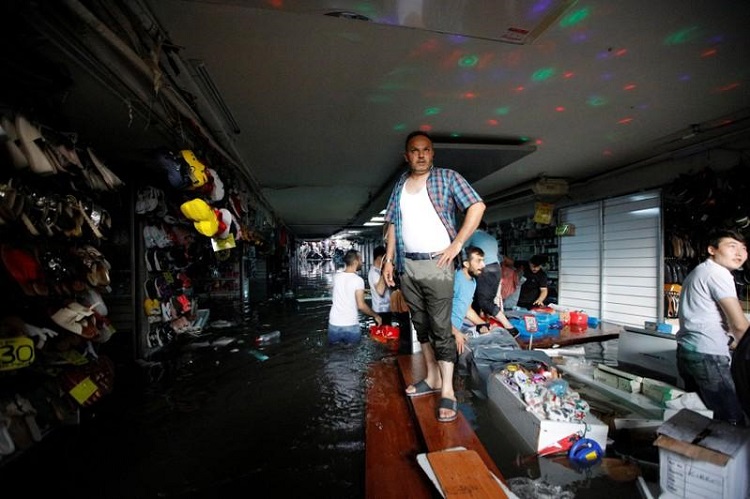 Lluvias causan estragos en Estambul; se inunda histórico Gran Bazar