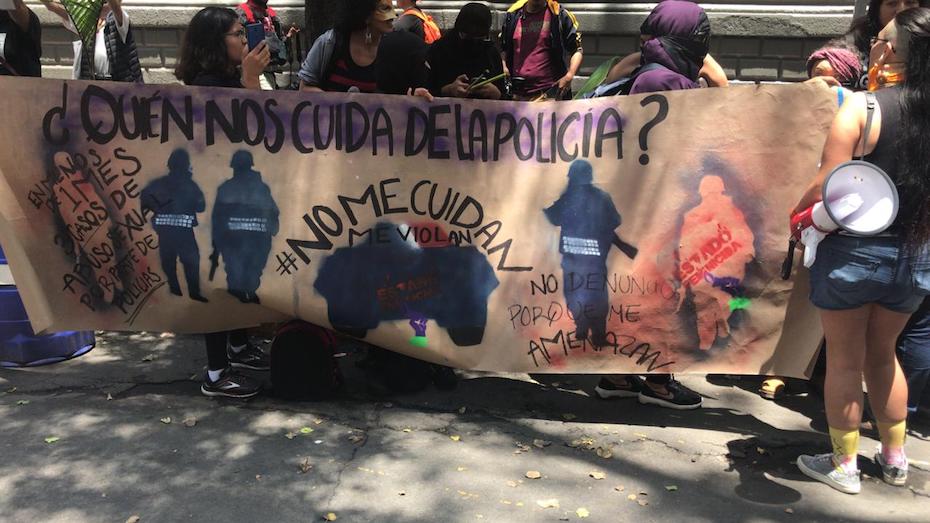 Mujeres se manifiestan por casos de policías de la CDMX acusados de violación