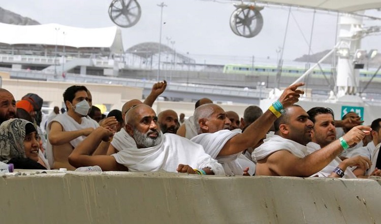 Musulmanes de todo el mundo se congregan en Arabia Saudita para “apedrear al diablo”