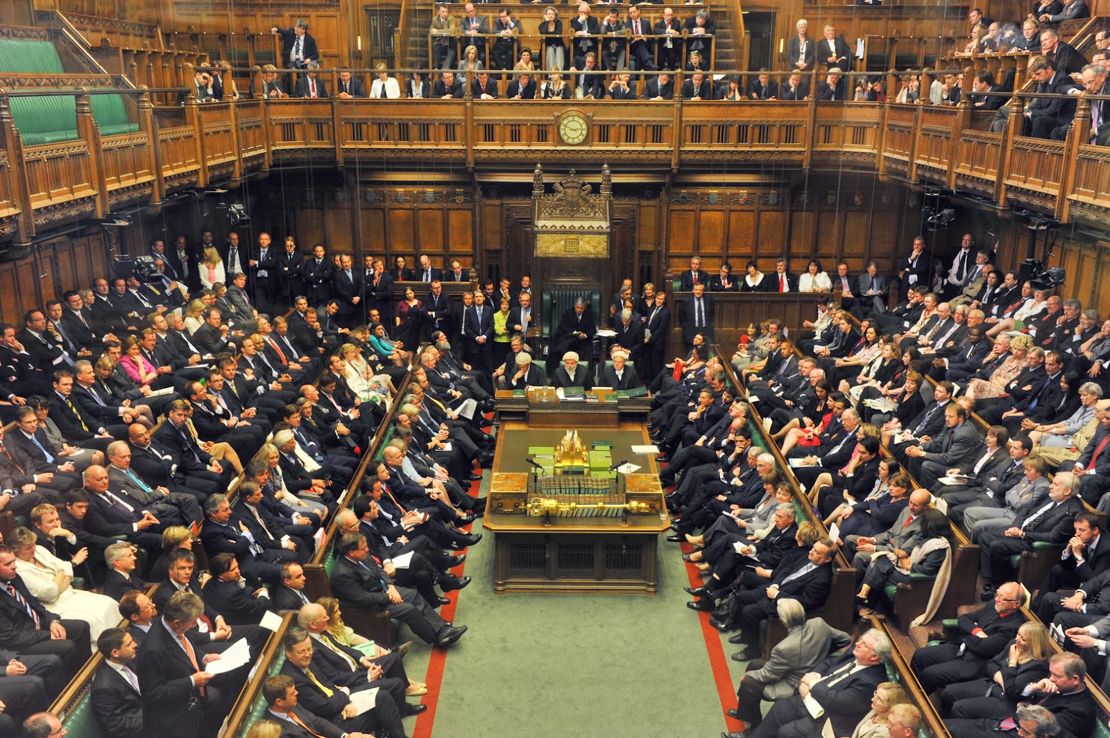 Aprueba la reina Isabel II la suspensión temporal del Parlamento británico