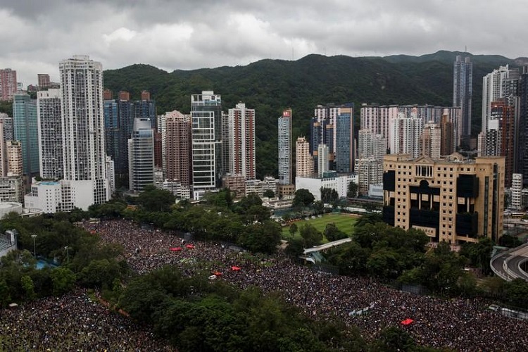Manifestantes continúan abarrotando calles de Hong Kong pese a mal clima