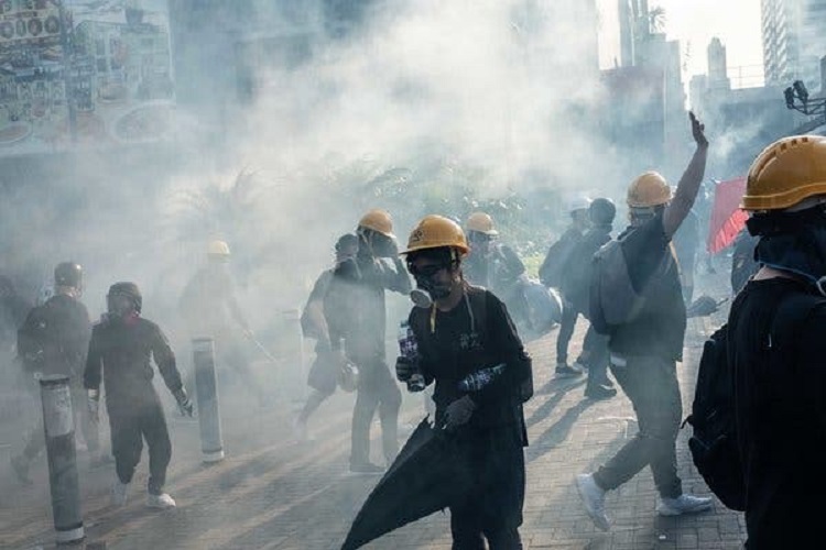 Policía de Hong Kong vuelve a lanzar gas lacrimógeno para dispersar manifestantes