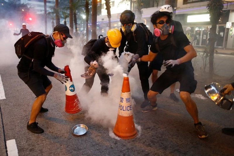 Ante estrategia policiaca, manifestantes en Hong Kong se organizan