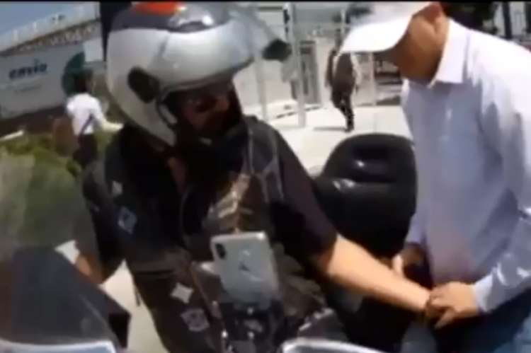 Captan robo de reloj a motociclista en estacionamiento de Costco en Puebla (+VÍDEO)