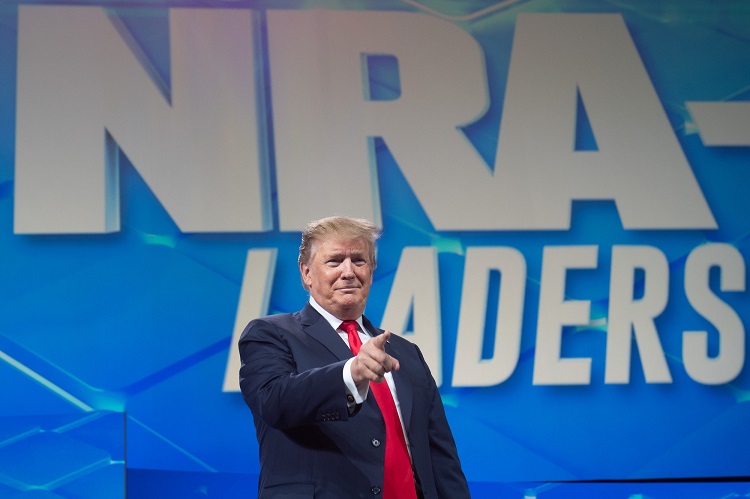 Asociación del rifle advierte a Trump sobre control de armas