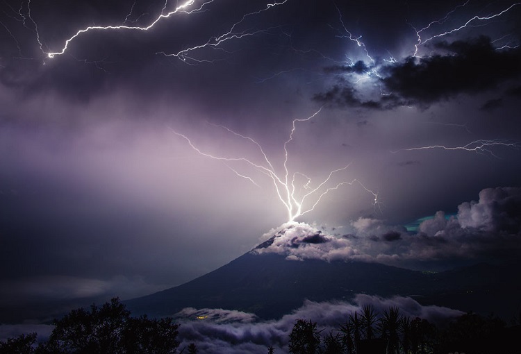 Espectáculo de luces produce tormenta eléctrica sobre volcán en Guatemala (+IMÁGENES)