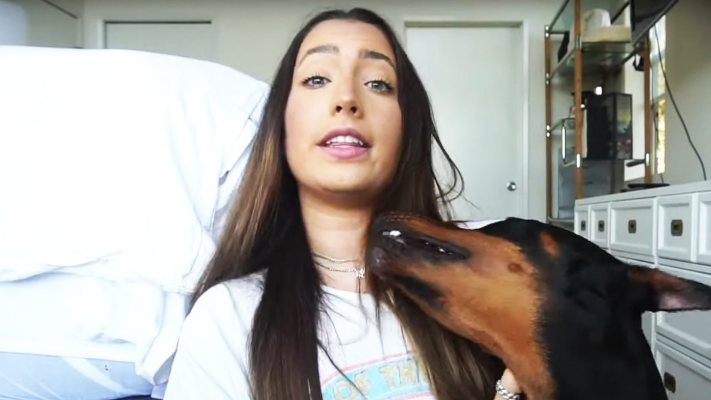 Youtuber golpea y escupe a su perro en un vídeo publicado por error