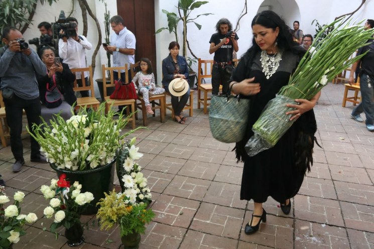 Alejandra Frausto en funeral de Toledo. Imagen La Jornada.