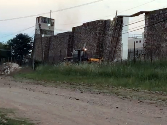 Intensas lluvias derrumban barda de reclusorio en Chihuahua