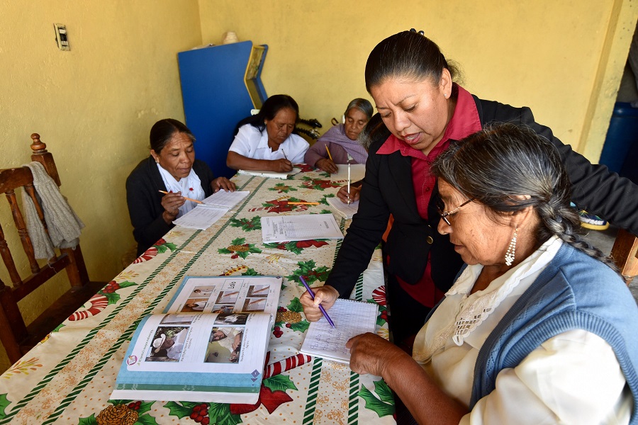 Concluyen más de 175 mil personas estudios de Educación Básica con el apoyo del INEA: Delfina Gómez