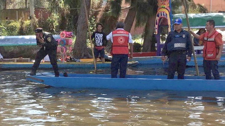 Joven cae de trajinera y muere ahogado en Xochimilco