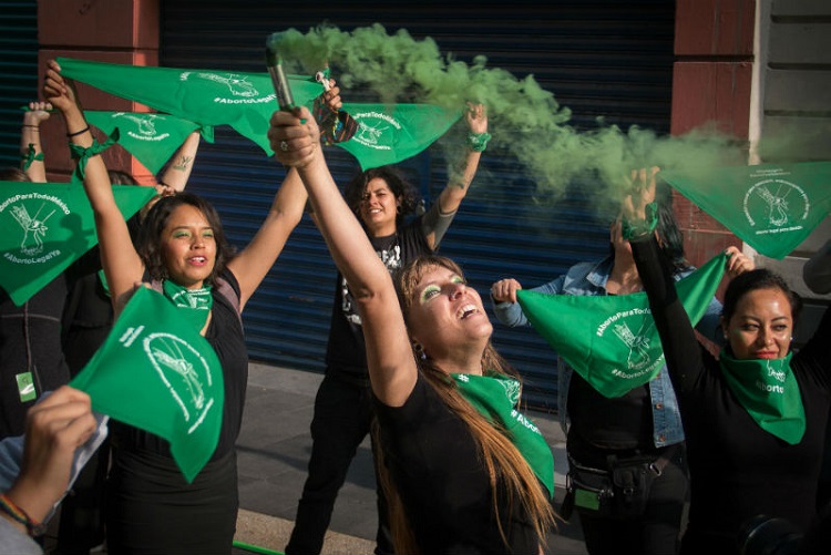 Colectivos a favor y en contra del aborto se manifiestan en calle Madero