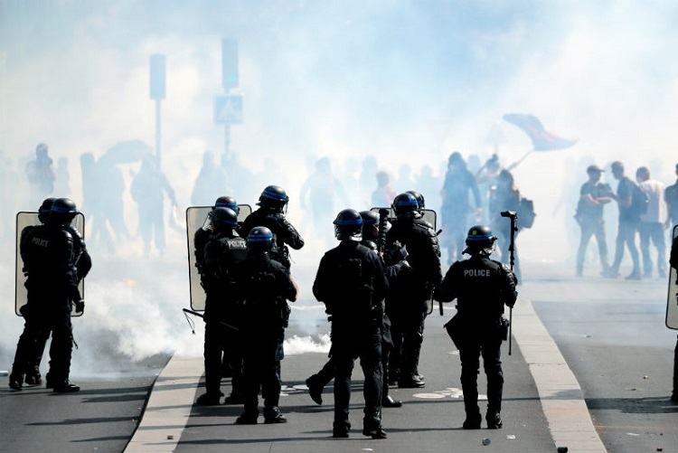 Policía y manifestantes se enfrentan en Francia