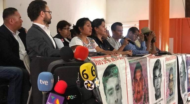 Asegura AMLO que Ejército y Marina sí colaboran en caso Ayotzinapa