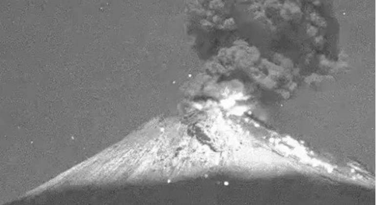 Registra Popocatépetl explosión con material incandescente