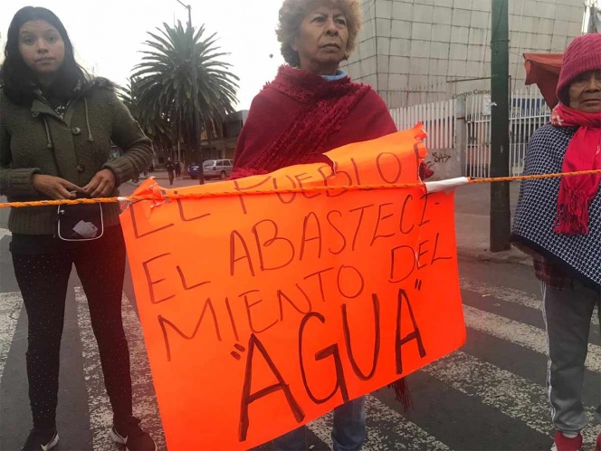 Por falta de agua, vecinos de Iztacalco bloquean Calzada de la Viga