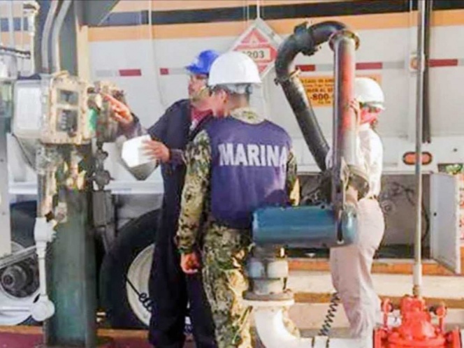 Encuentran 53 bidones de gasolina en autos de la Marina