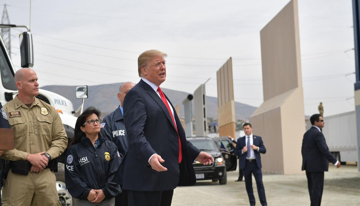 Prohiben a Trump usar fondos militares para financiar el muro en la frontera con México