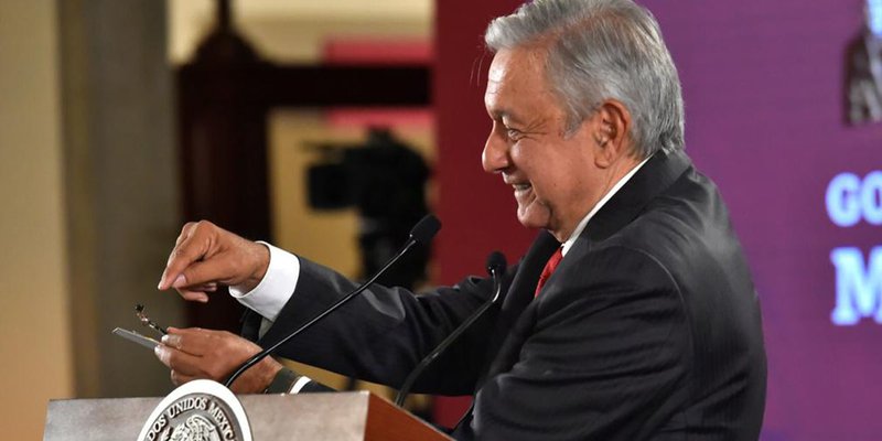 Muestra AMLO  ‘cámara’ de espionaje hallada en Palacio Nacional