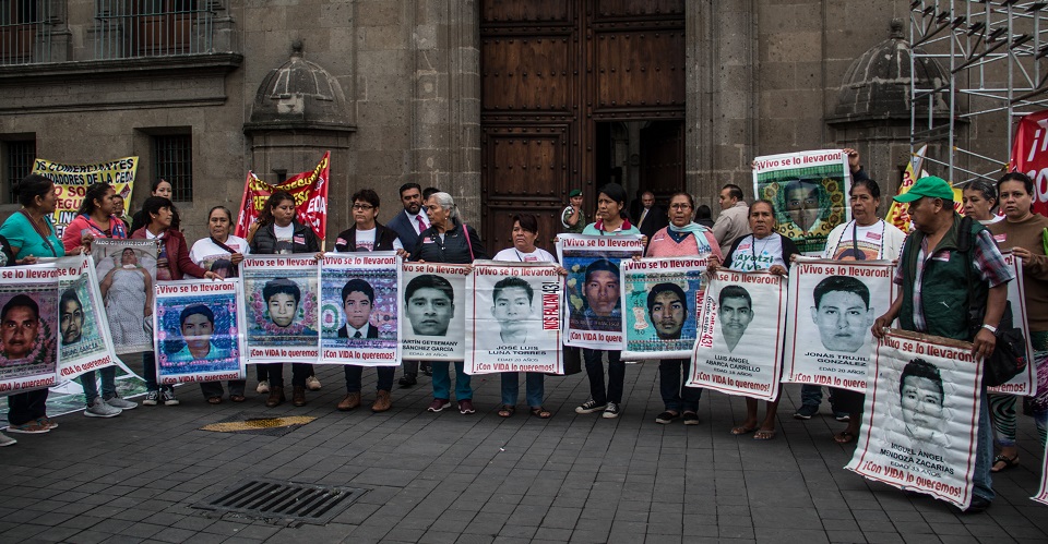 Juez libera a otros 24 implicados en el caso Ayotzinapa; Segob pide investigarlo