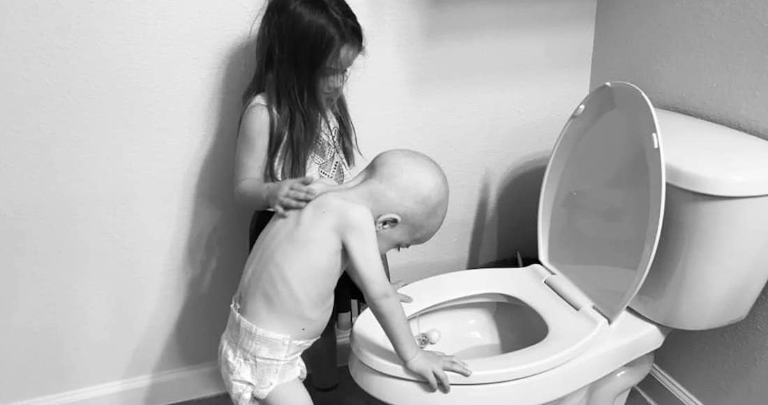 La conmovedora fotografía de una niña que consuela a su hermano que padece leucemia