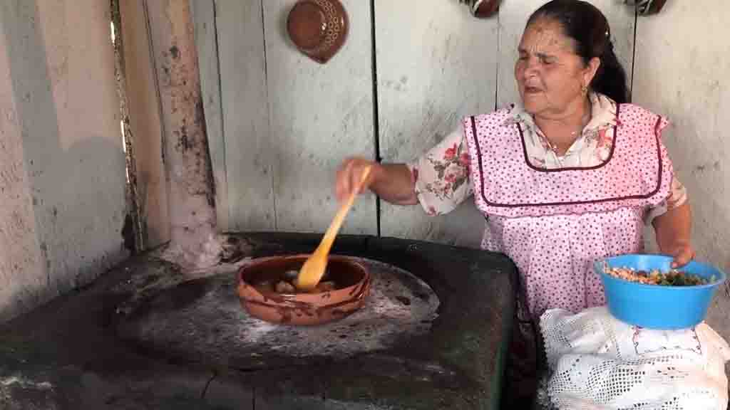 “De mi rancho a tu cocina”, abuelita se vuelve youtuber para enseñarte cómo se hace un buen mole mexicano