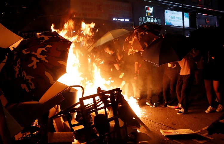 La policía de Hong Kong frena protesta en aeropuerto y lanza gas lacrimógeno a manifestantes