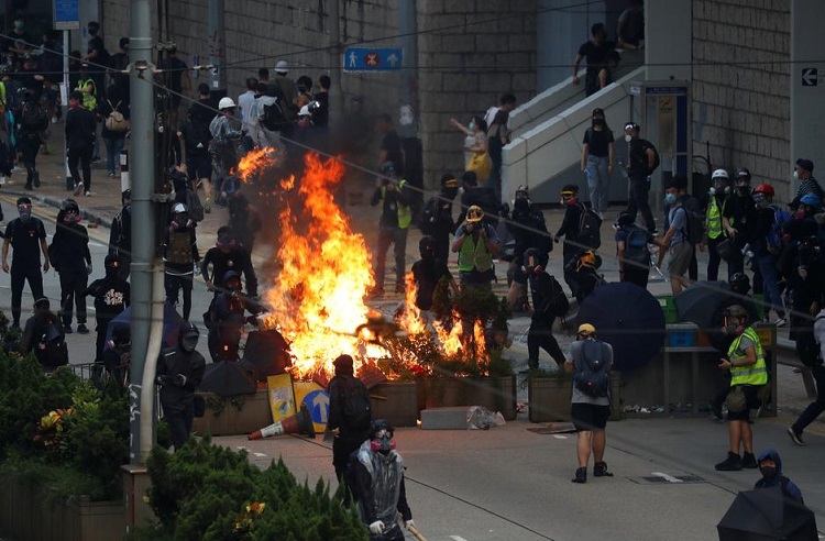 Policía de Hong Kong dispersa a manifestantes prodemocracia