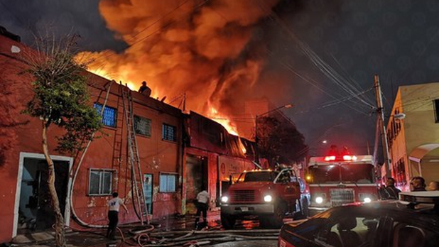 Evacuan a decenas de familias por incendio en la Morelos