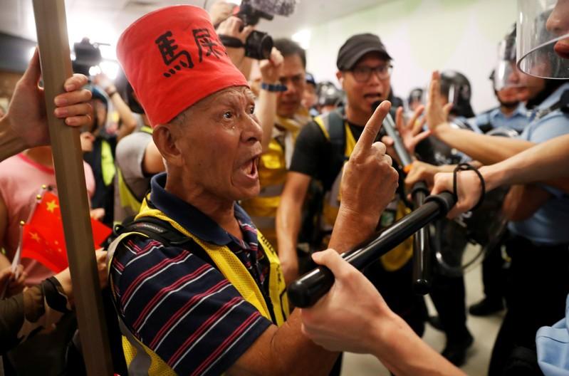 Policía de Hong Kong disuelve enfrentamientos entre manifestantes rivales