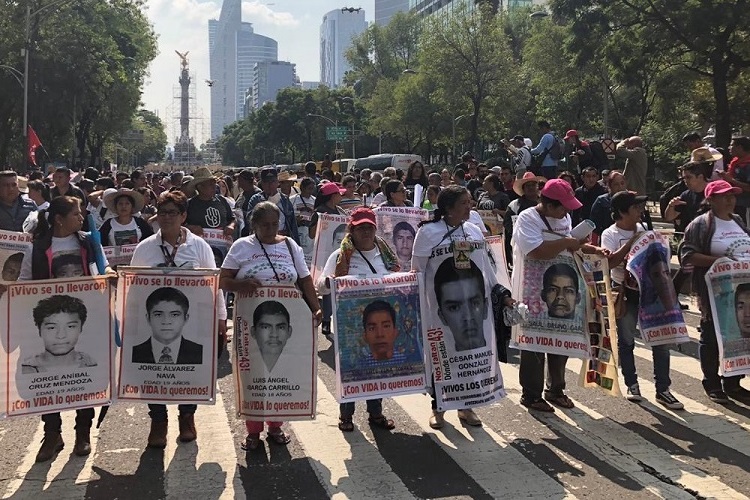 Normalistas y padres de desaparecidos de Ayotzinapa estarán en marcha del 2 de octubre