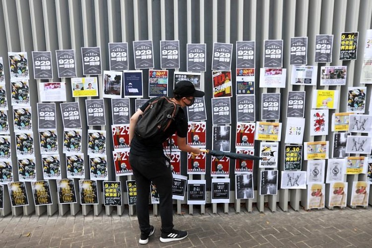 Manifestantes en Hong Kong reconstruyen los “Muros de Lennon” previo al día nacional de China