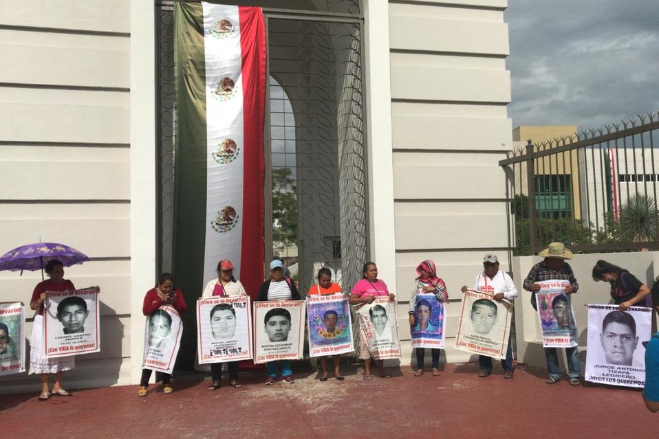 Padres de los normalistas protestan en Guerrero.
