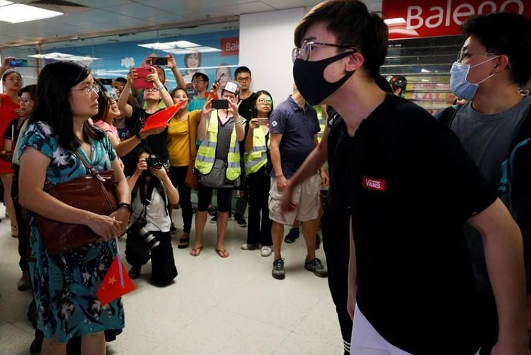 Nuevamente se enfrentan policías y manifestantes en Hong Kong