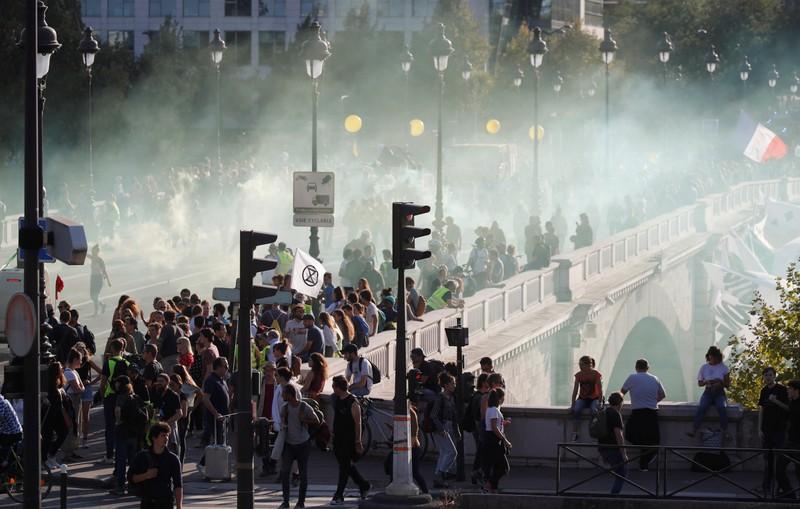 Policía francesa detiene a 137 durante protestas de los chalecos amarillos