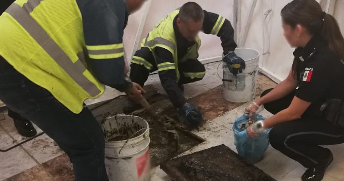 No era harina: trabajadores de limpieza desasolvan drenaje del AICM y hallan paquetes de cocaína