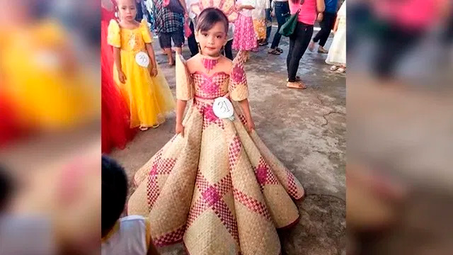 Niña luce vestido de palma hecho por su abuelita