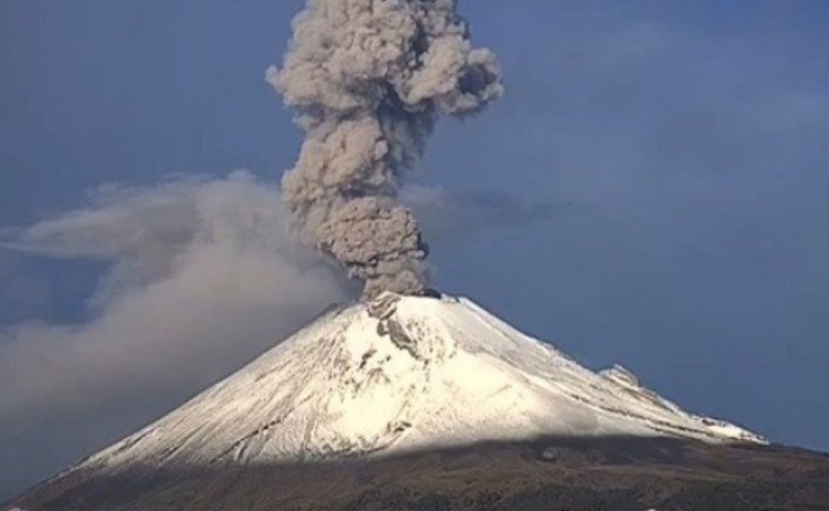 Popocatépetl lanza fumarola de dos kilómetros de altura