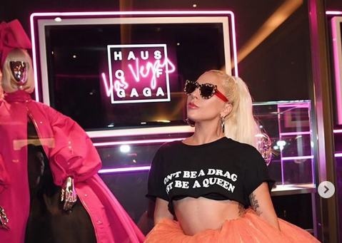 Lady Gaga cae del escenario