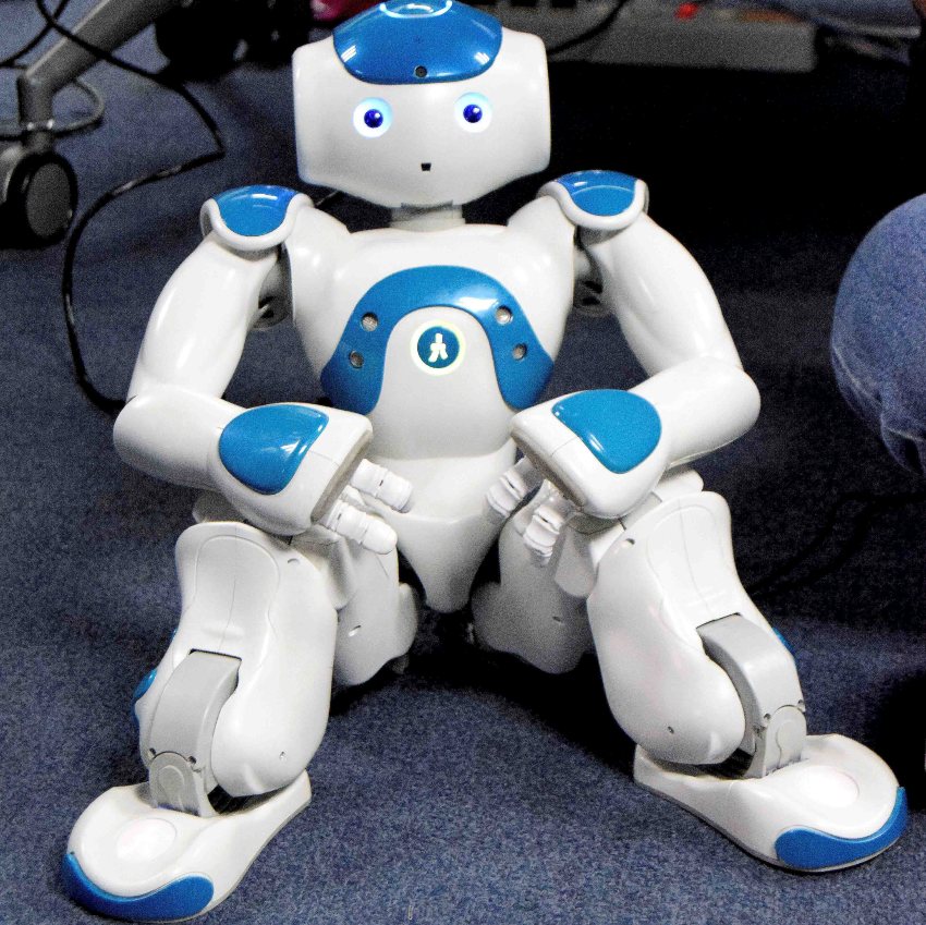 Politécnicos replican movimientos humanos en un robot
